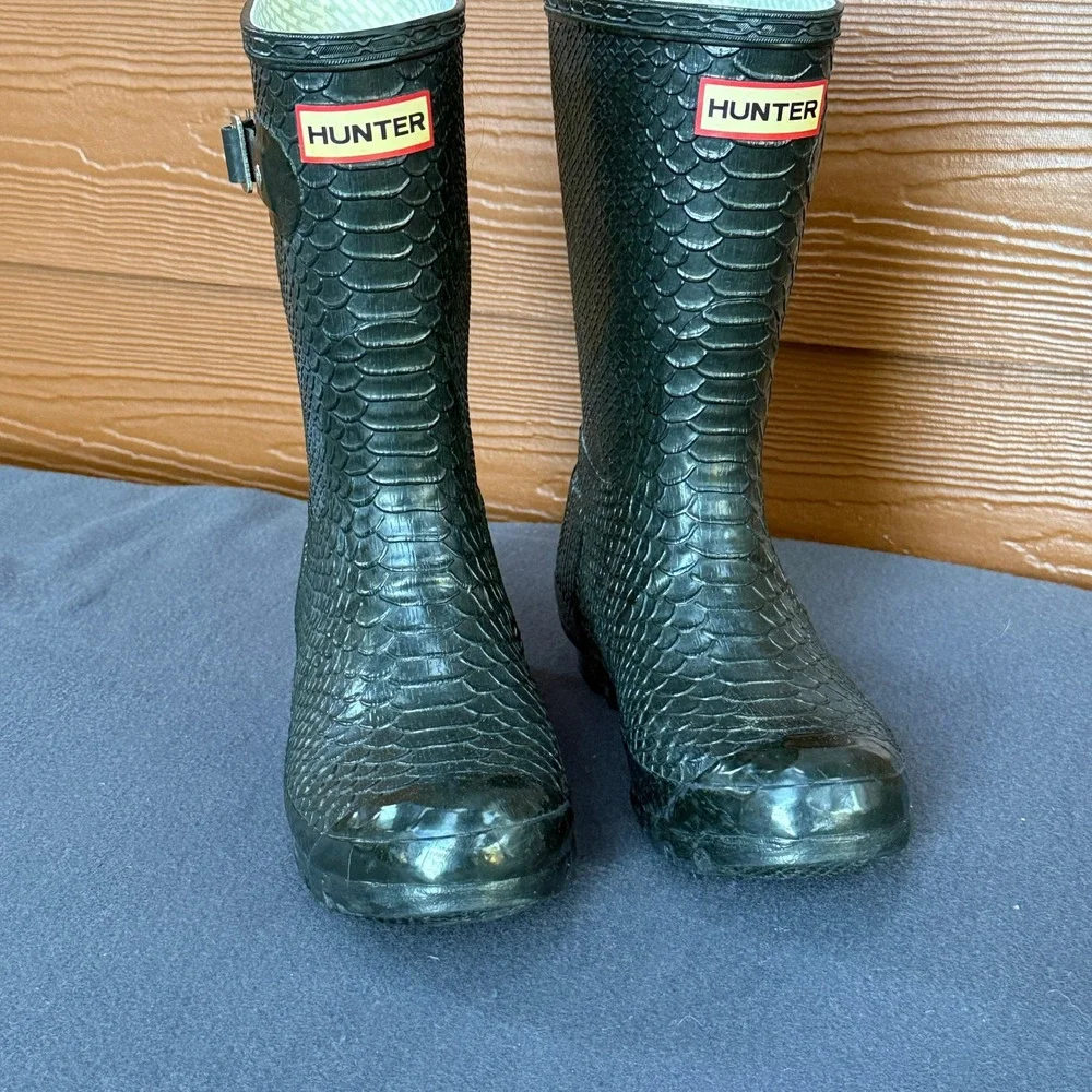 Hunter Carnaby Boa Short Rain Boots Womens 6 Black Snakeskin Embossed Rubber